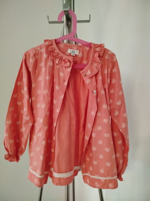 Camisa laranja menina