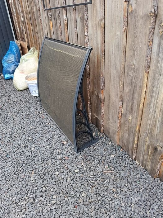 Łukowy daszek nad wejście