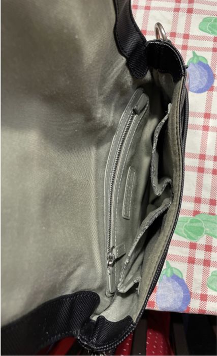 Bag shoulder da Lacoste de 2014,usada e com alguns sinais de desgaste.