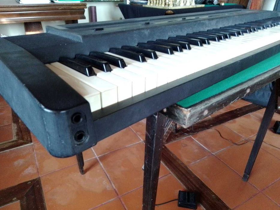 Piano Digital Roland EP7e - 76 Teclas