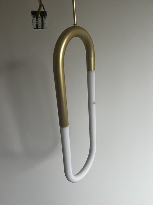 Nowoczesna lampa led wisząca z elementami złota