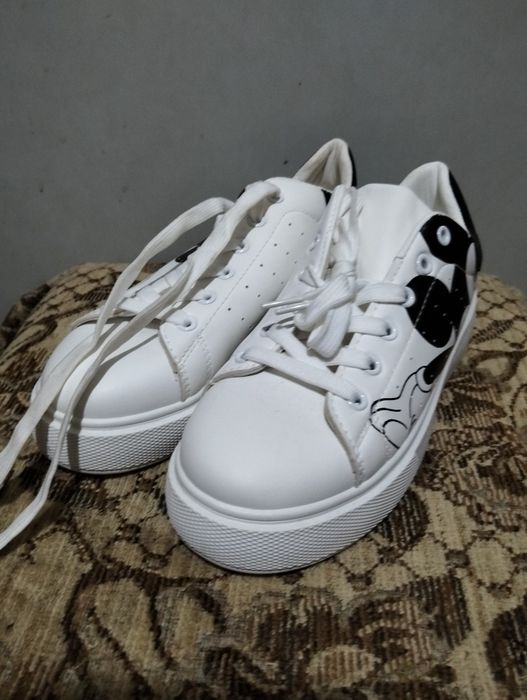 Продам нові кросівки