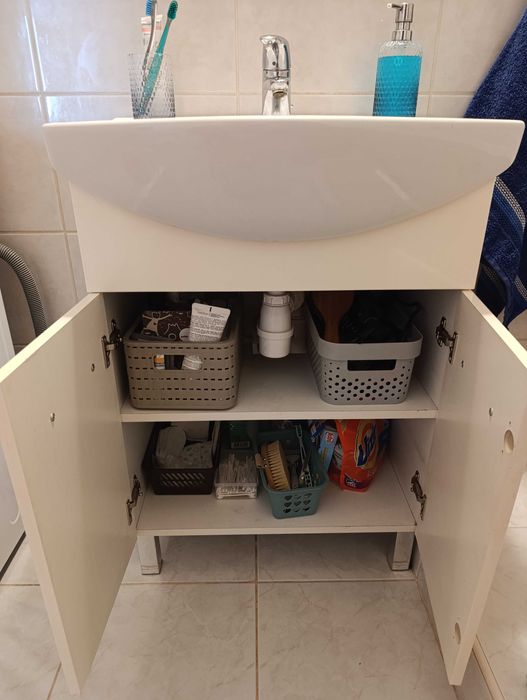 Szafka łazienkowa z umywalką i kranem