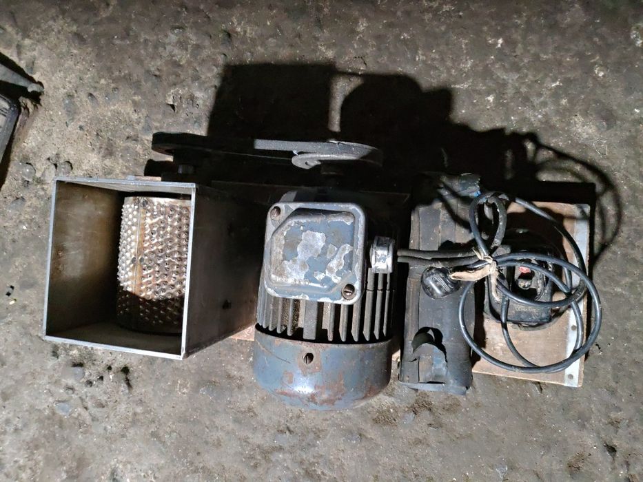 Електротертка для яблук з двигуном