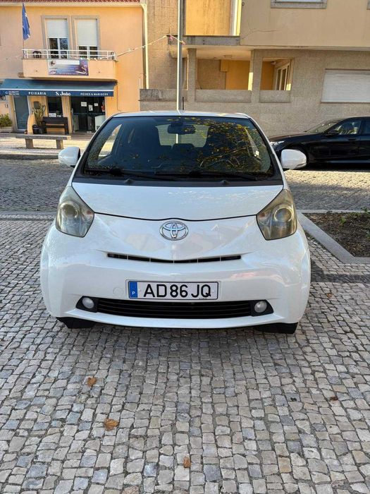 oyota iq – Este citadino compacto destaca-se pela sua agilidade e facilidade de estacionamento.