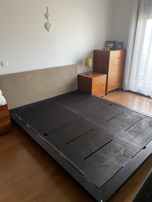 Cama casal com cabeceira veludo