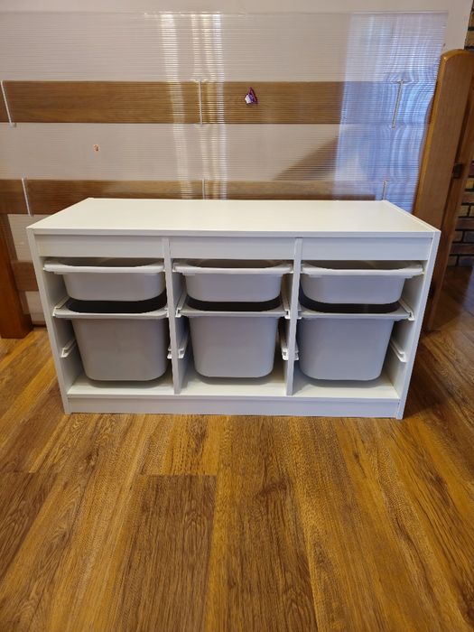 Regał trofast z pojemnikami