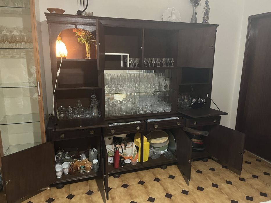 Armário de sala antigo