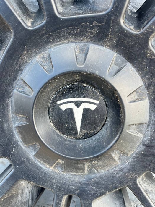 Оригінальний ковпак на Tesla