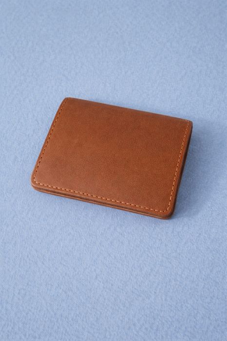 Porta-cartões em pele castanha – compacto e elegante