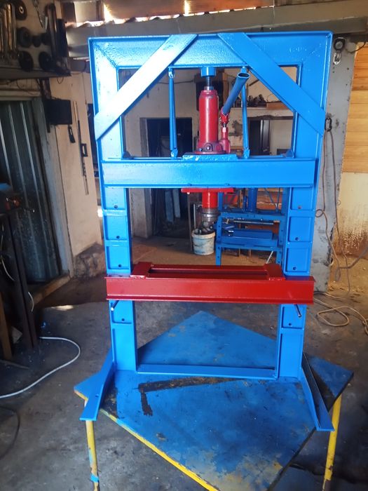 Prença com macaco de carro