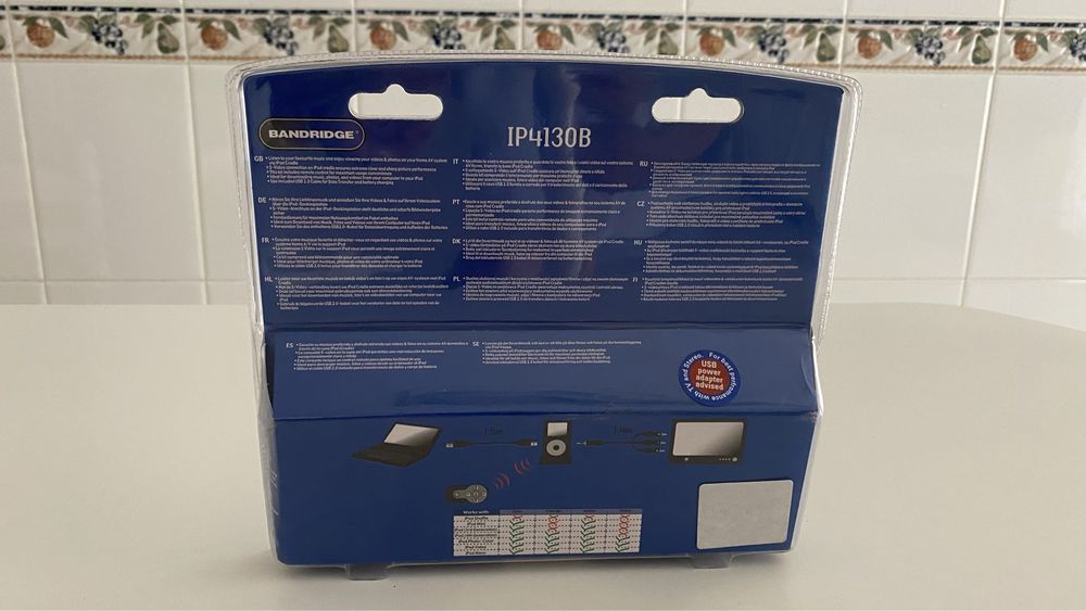 Iphone - Ipod - Base com comando e cabos (selado)