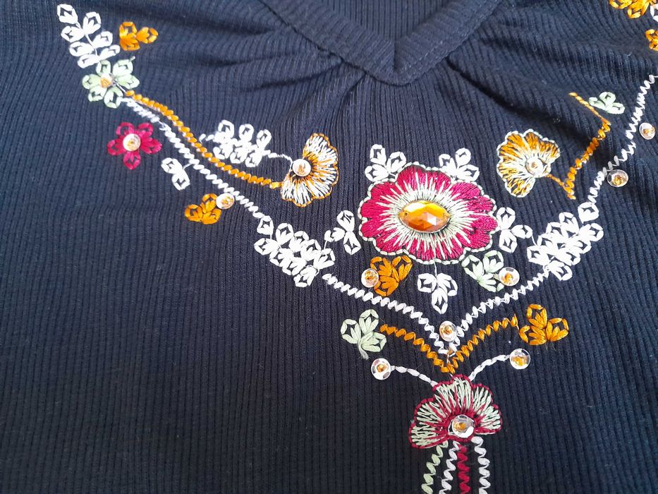 Czarny sweter damski wzór folk kwiaty haft bawełna pachy obwód 81 cm