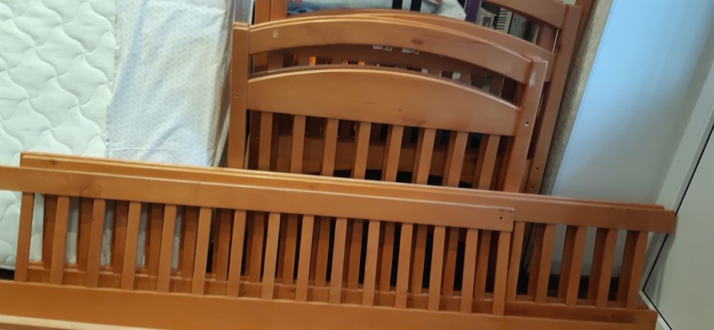 Двоповерхове дитяче ліжко