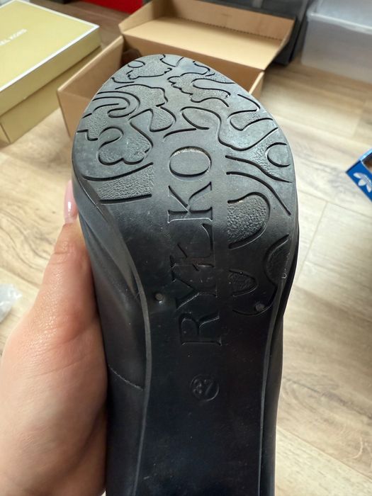 Czarne szpilki Ryłko