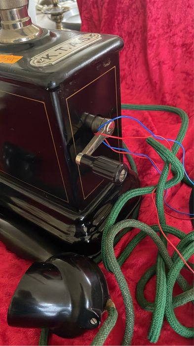 Zabytkowy telefon na korbkę