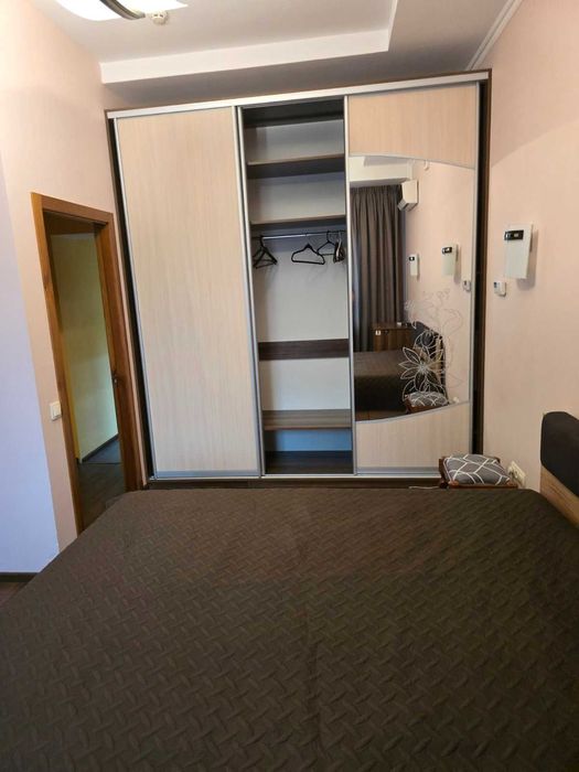 Здаю в крайовничомму місці  пів будинку Метро Славутич, Київ