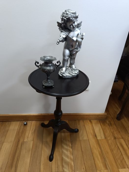 Pequena mesa antiga de apoio restaurada estilo séc XVll com pé de galo em madeira maciça de mogno