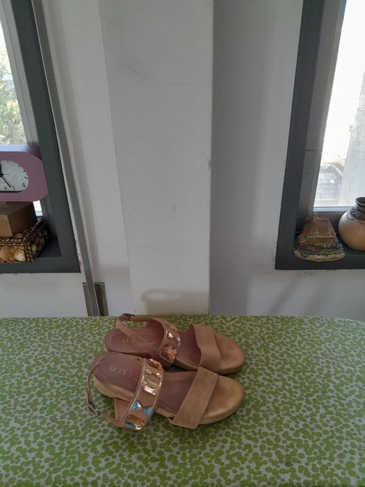 Vendo Sandálias de Senhora muito bonitas como novas