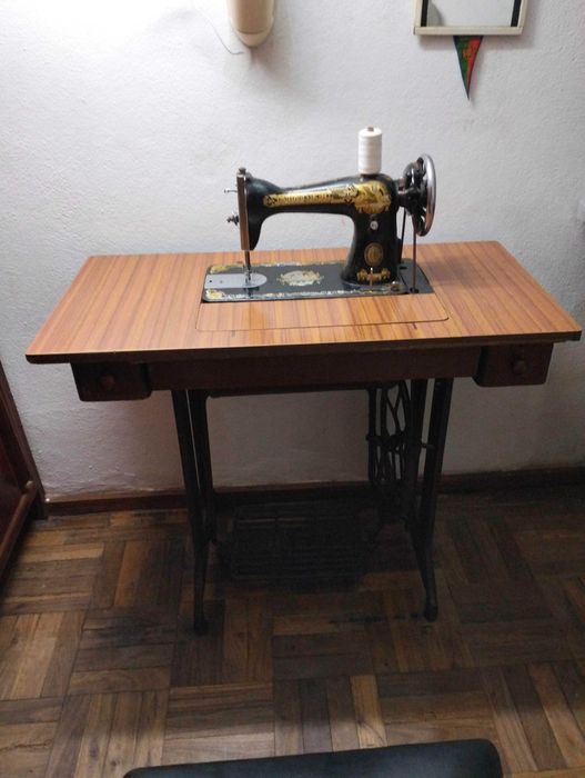 Máquina de costura Singer antiga em muito bom estado