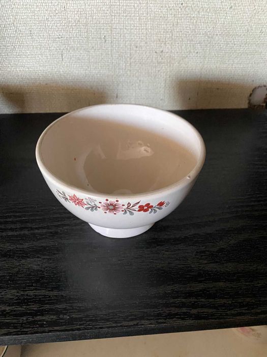 tacinha branca com flores