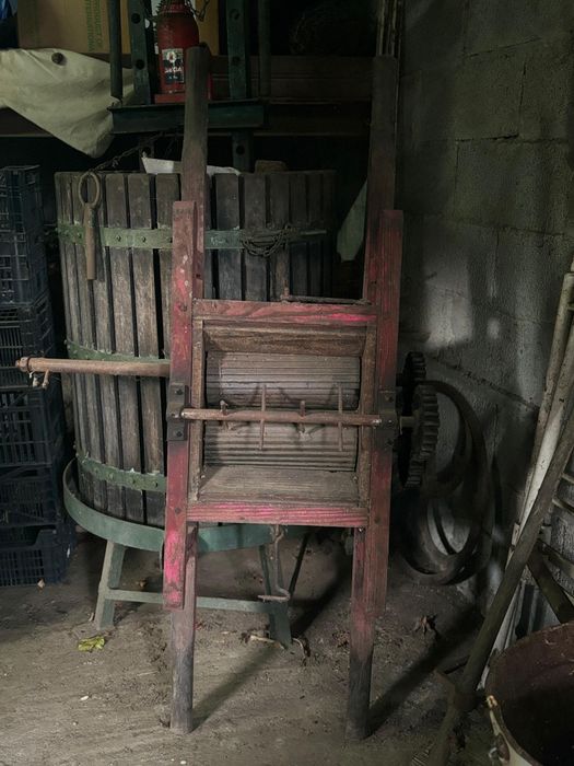 Espremedor e relador de uvas