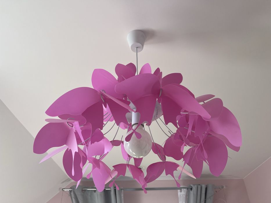 Żyrandol różowy motylki.
