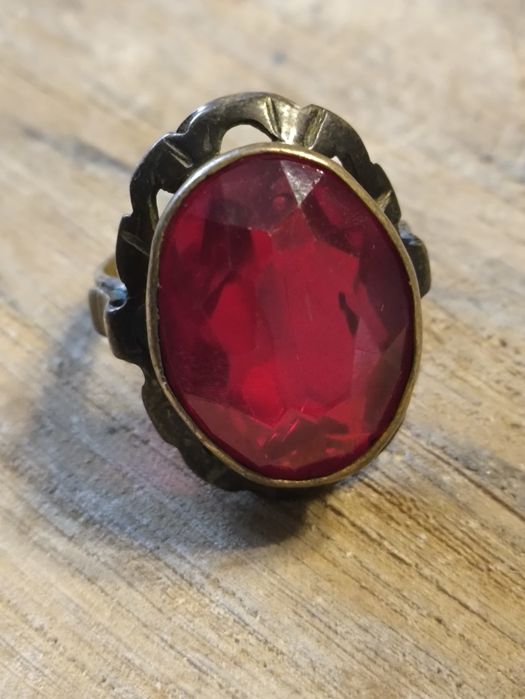 Duży pierścionek prl tombak z czerwonym oczkiem. Vintage .