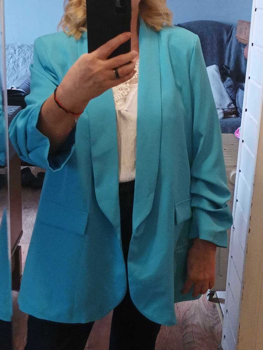 Marynarka damska w kolorze turkusowym.