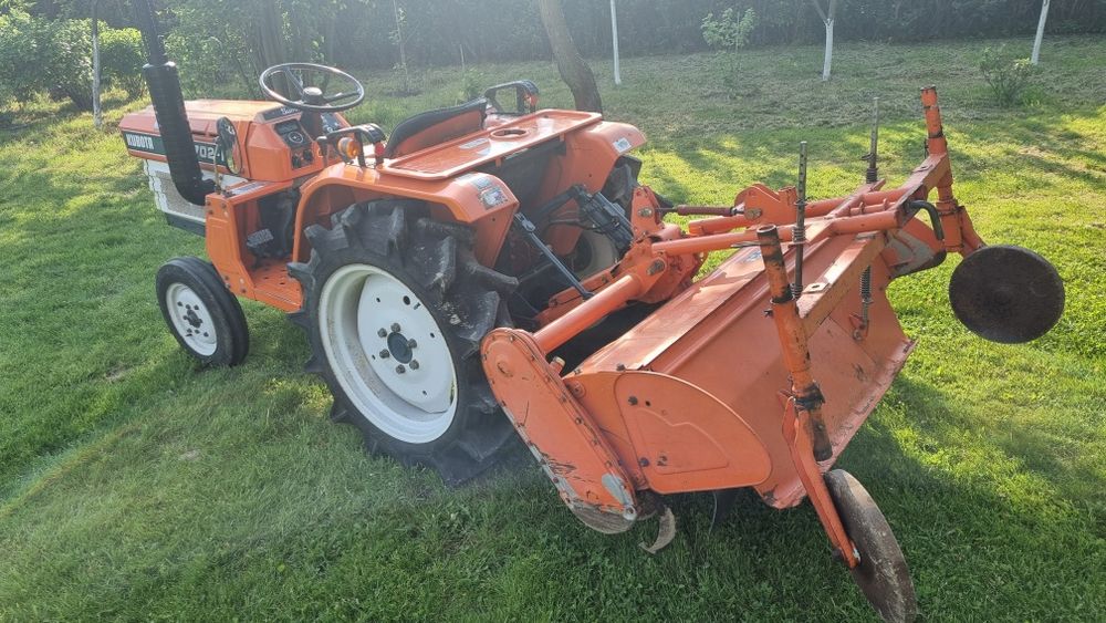 Ciągnik Kubota B1702-M z glebogryzarką