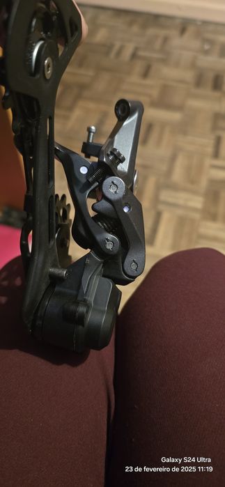 Desviador traseiro Shimano Deore de 11 velocida-
des, gaiola longa SGS