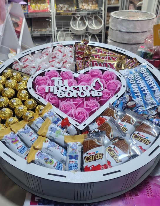 Подарункові бокси з цукерками та букети з цукерками