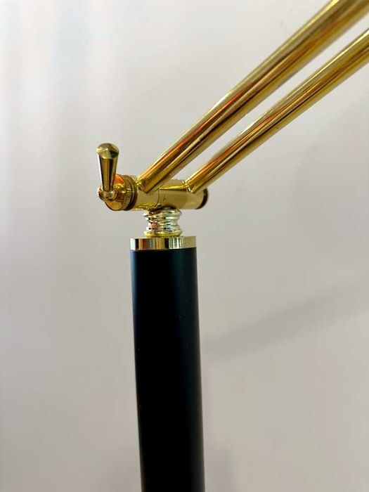 Candeeiro de pé de halogéneo, em preto e dourado