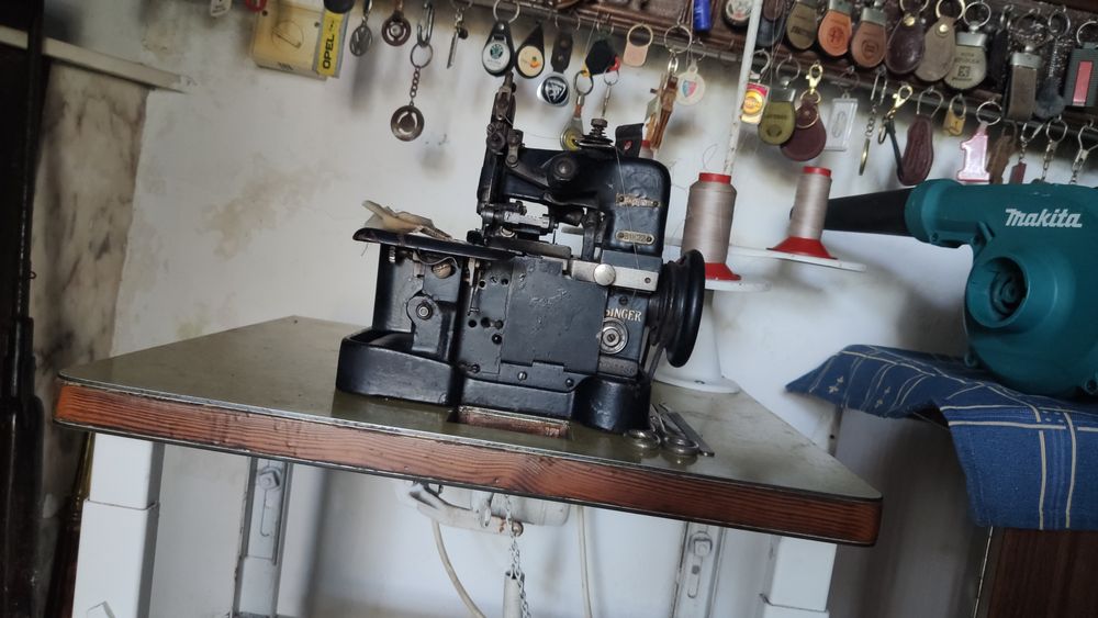 Máquina antiga de cose e corte