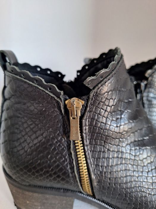 Botas cor preto de salto.