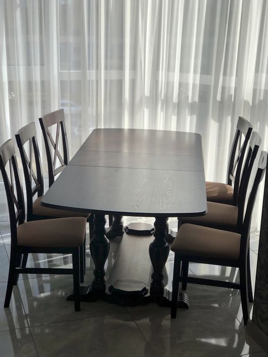 Стіл деревʼяний розкладний з 6- ма стільцями.