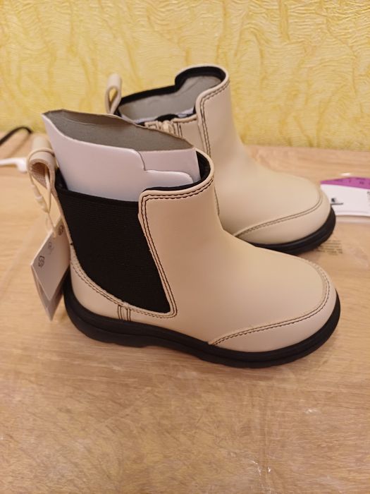 продам дитячі чоботи Zara 24