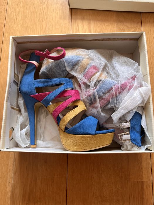 Vendo Sandálias Novas