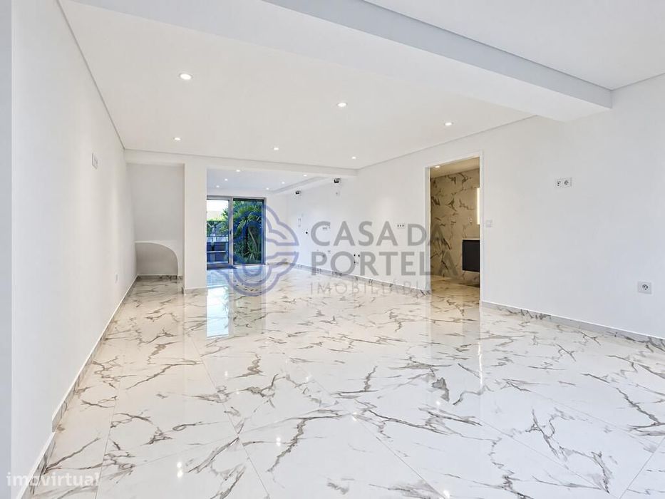 Moradia T2 completamente renovada, com terraço e jardim, a menos de 5