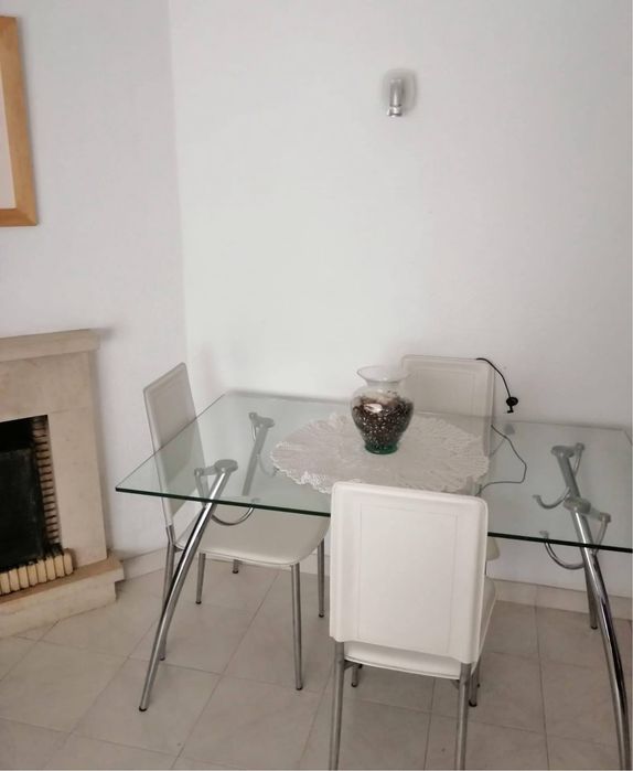 Mesa de jantar e 4 cadeiras