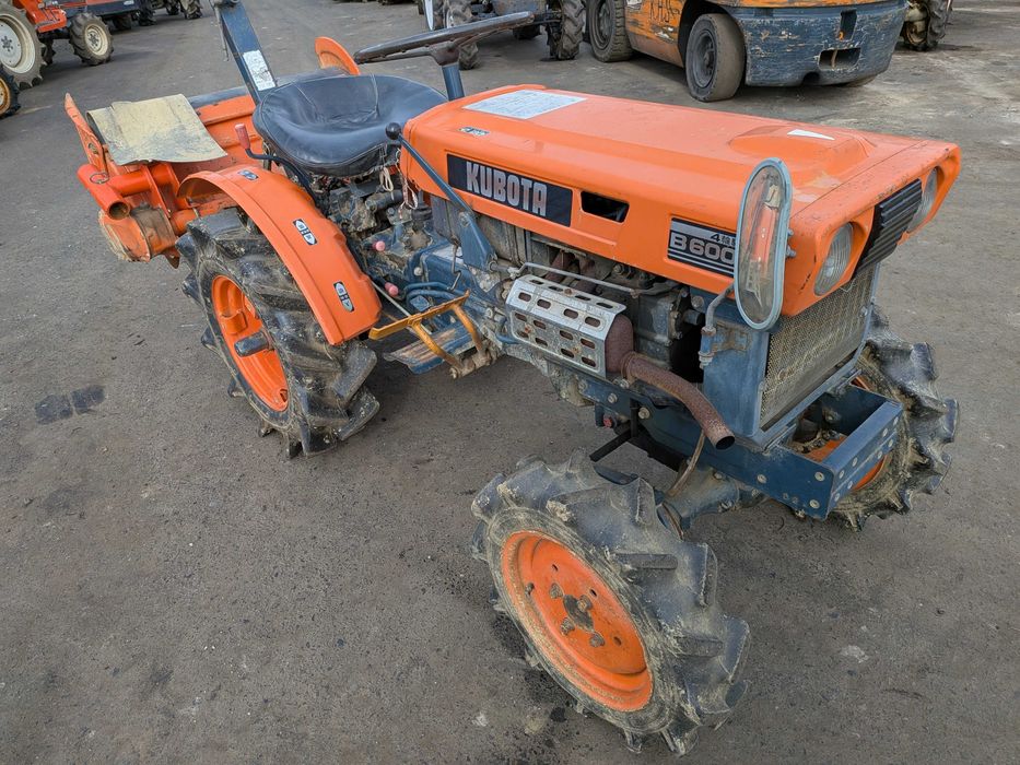 Kubota B6000D 13 KM 4x4 – kompaktowy japoński traktorek