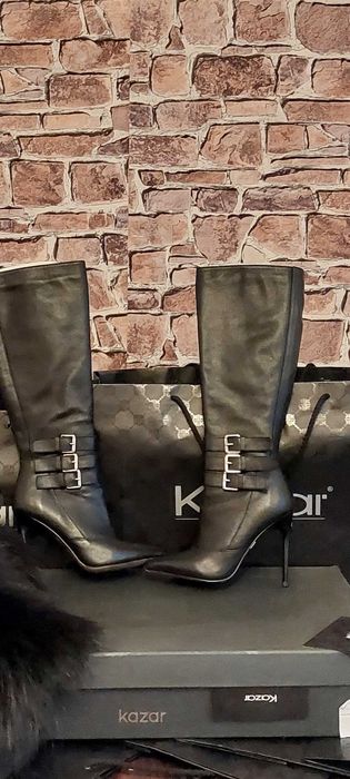 Czarne skórzane kozaki na szpilce z ozdobnymi klamrami Marki Kazar