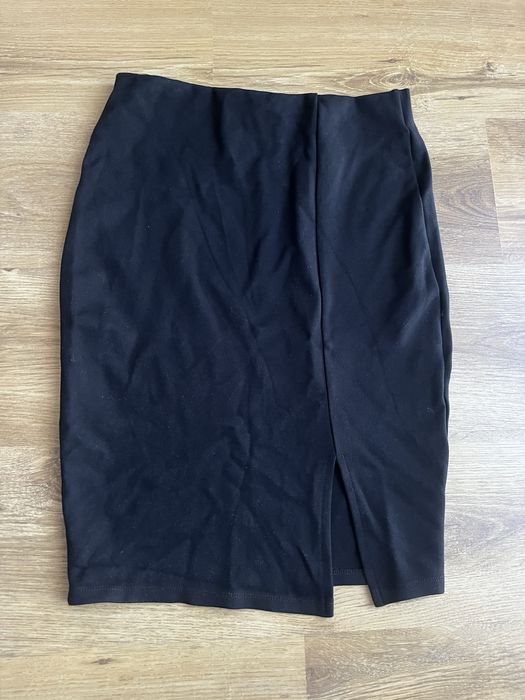 Czarna spódnica ołówkowa