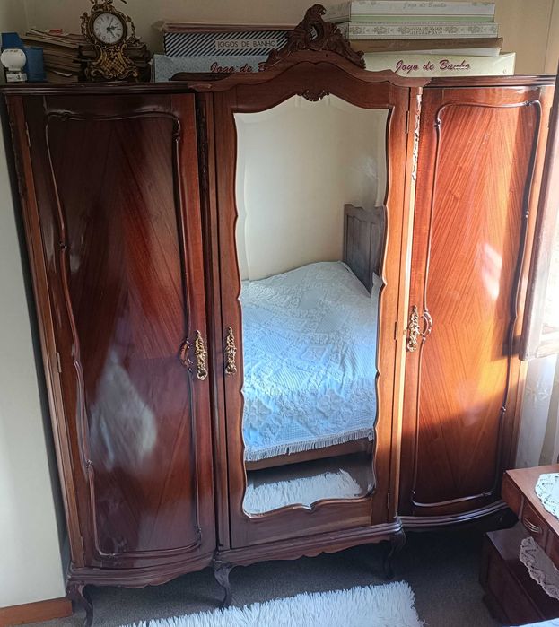 Guarda-vestidos de Madeira