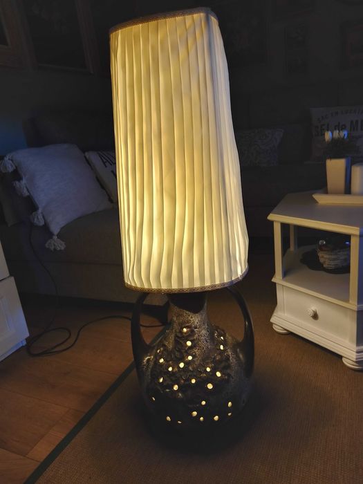 stara  ceramiczna  lampa  podłogowa