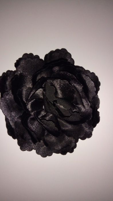 Продам брошь женскую