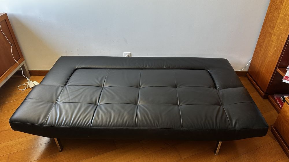 Sofá-Cama Preto em Pele