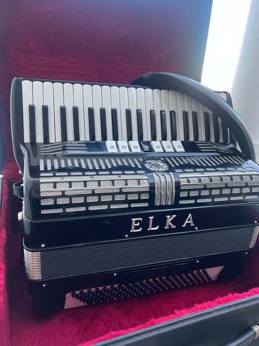 Acordeão ELKA Italiano à 3a voz com 120 baixos- Em excelente estado e pronto a tocar - Com mala e acessórios novos