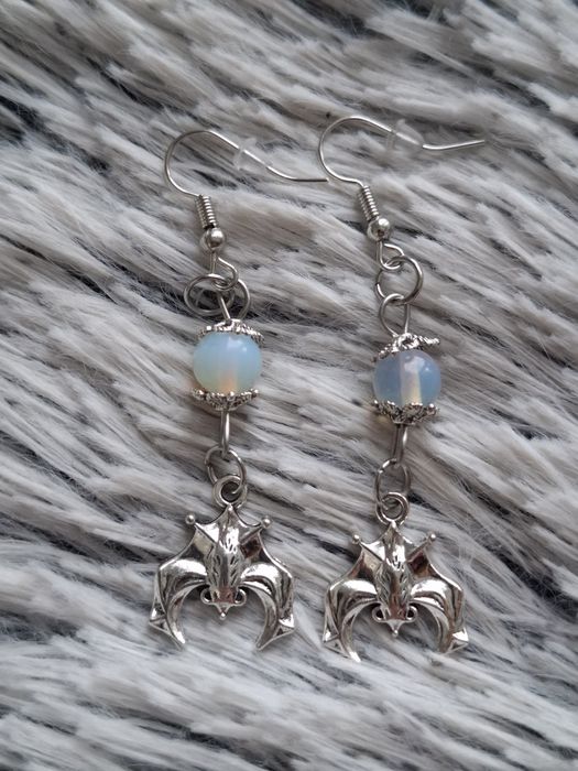 Ręcznie robione srebrne kolczyki z nietoperzem I niebieskim koralikiem