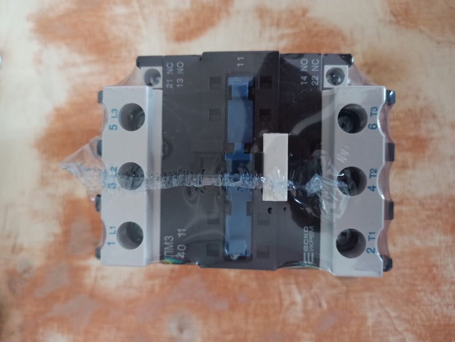 Перетворювач частоти. Цифр мультиметр EDM. Магніт пускач. Тем контроле